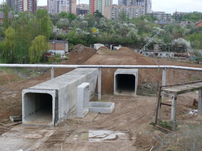 Construcția prin metoda deschisă: http://dic.academic.ru/pictures/wiki/files/75/Kharkov_metro_tunnel_construction01.jpg